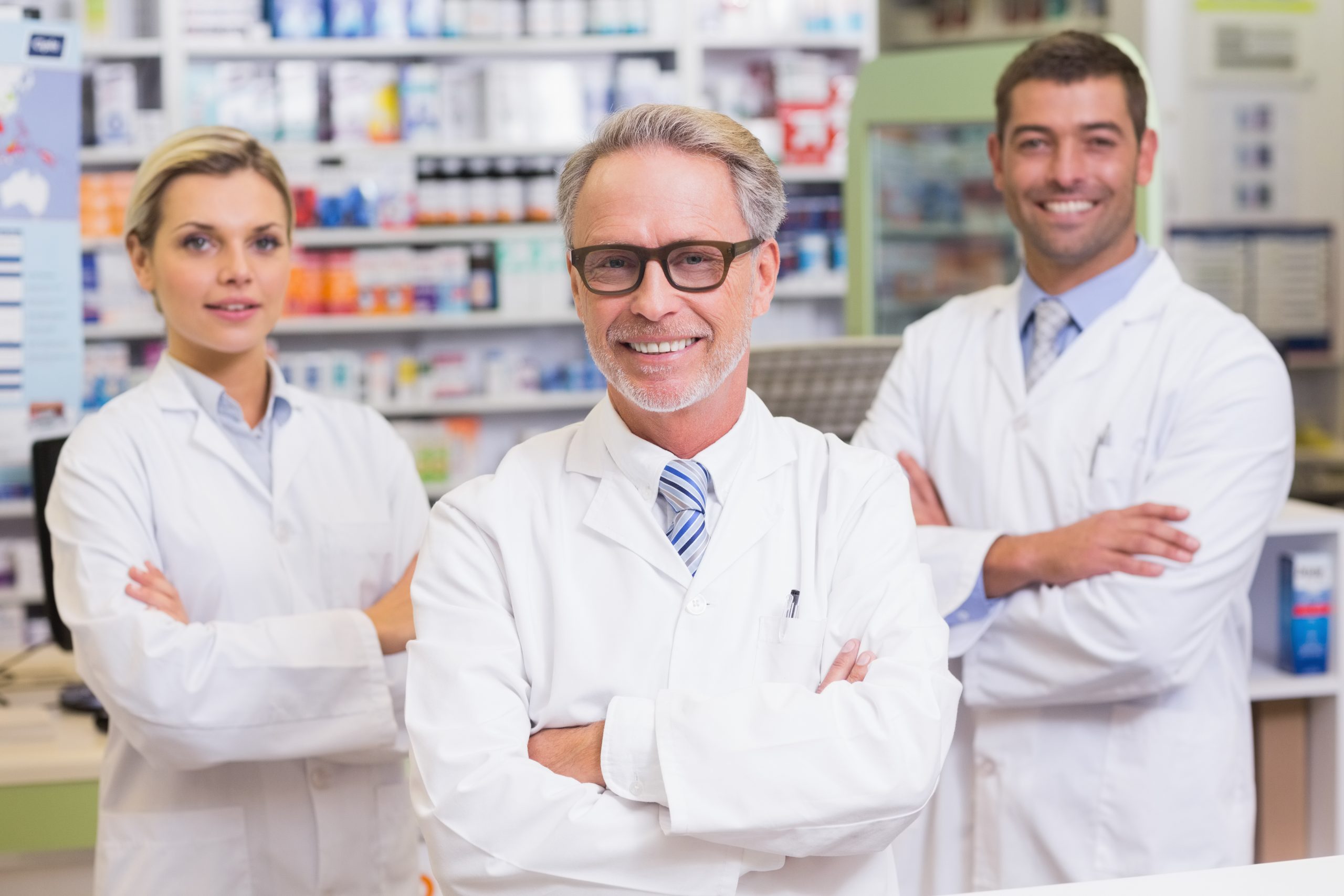 Team,Of,Pharmacists,Smiling,At,Camera,At,The,Hospital,Pharmacy
